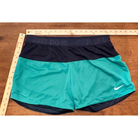 NWOT Nike Dri-Fit Women’s Athletic Activewear Running Shorts Large - Picture 3 of 6
